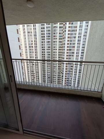 Room in 2 BHK Apartment at Piramal Vaikunth, Balkum Pada – for Rent