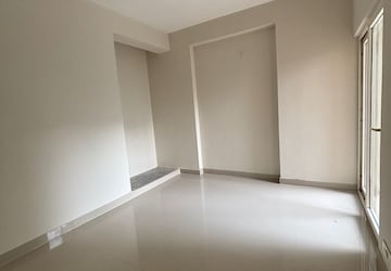 Room in 2.5 BHK Apartment at Himalaya Pride, Tech Zone 4 Greater Noida – for Sale