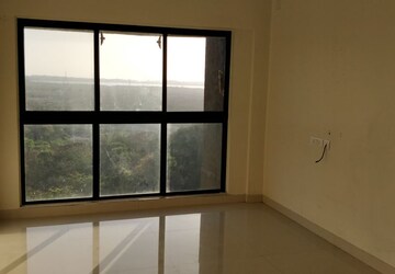 Room in 2 BHK Apartment at Rustomjee Meridian, Kandivali West – for Rent