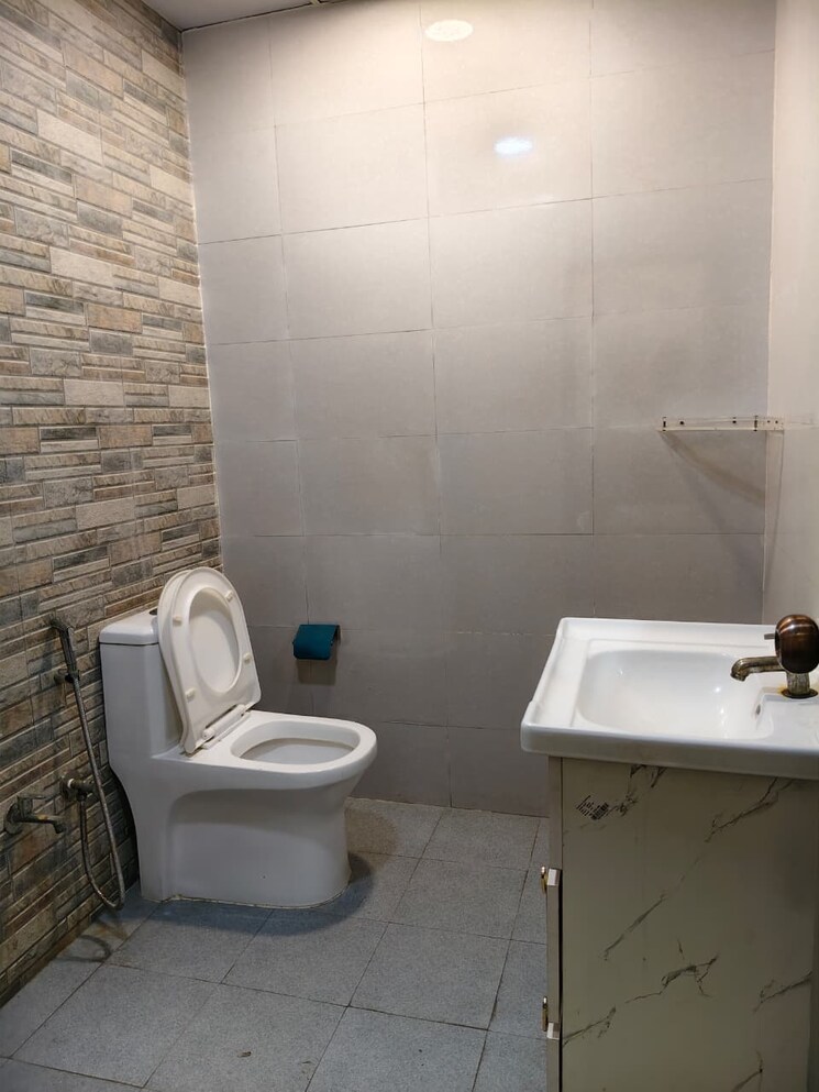 Bathroom, sector 63 Commercial Office Space 1400 Sq.Ft. In Sector 63 Noida 9377033