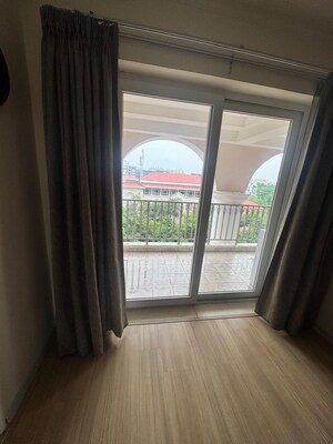 Room in 3 BHK Apartment at DLF The Skycourt, Sector 86 – for Rent