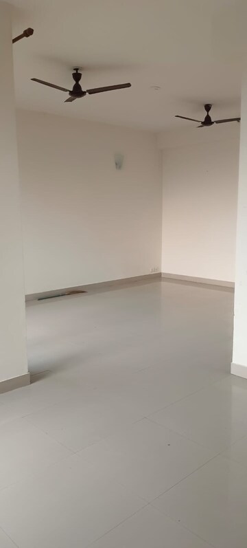 Room in 2 BHK Apartment at Pioneer Park Phase 1, Sector 61 – for Rent