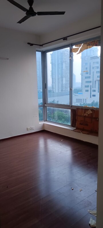 Room in 2 BHK Apartment at Pioneer Park Phase 1, Sector 61 – for Rent