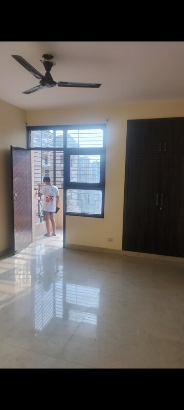 Room in 3 BHK Apartment at SRS Residency, Sector 88 – for Sale