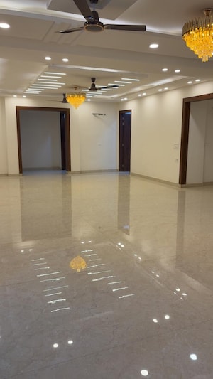 Room in 4 BHK Builder Floor at Sector 11 – for Sale