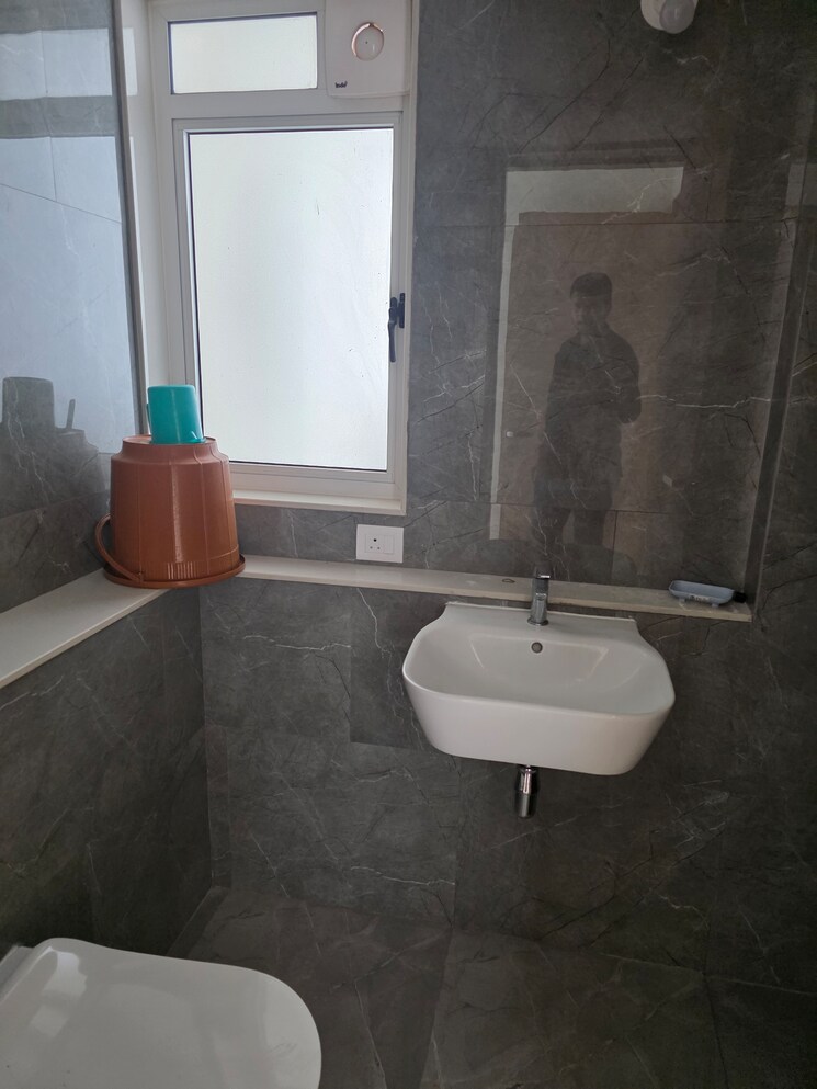 Bathroom, lodha-bella-vita 3 Bedroom 1021 Sq.Ft. Apartment In Nibm Road Pune 9377617