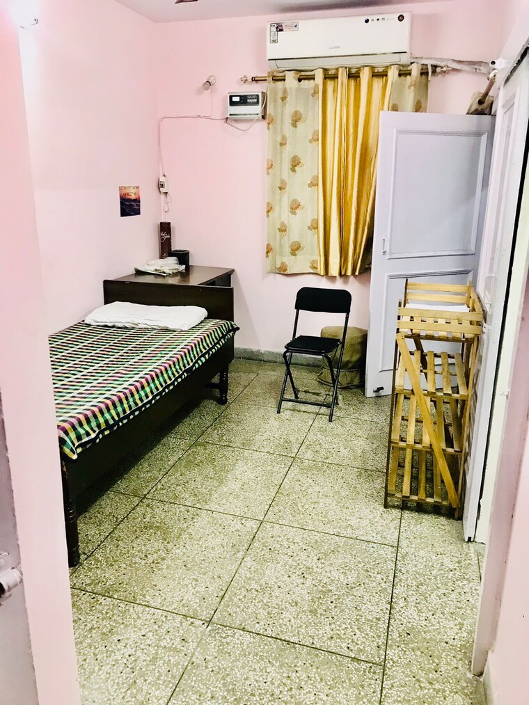Bedroom, karol bagh Pg For Boys & Girls In Karol Bagh 9377667