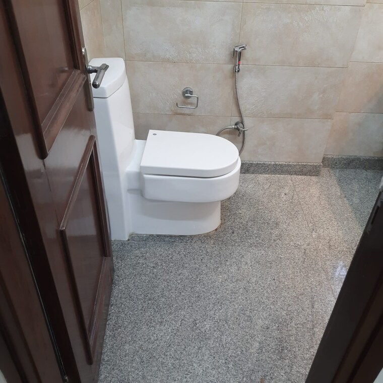 Bathroom, hauz khas enclave 3.5 Bedroom 2001 Sq.Ft. Builder Floor In Hauz Khas Enclave Delhi 9377932
