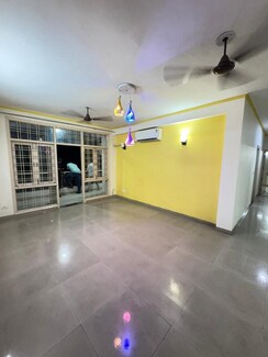 4 BHK + Servant Room Apartment For Sale in DLF The Grove
