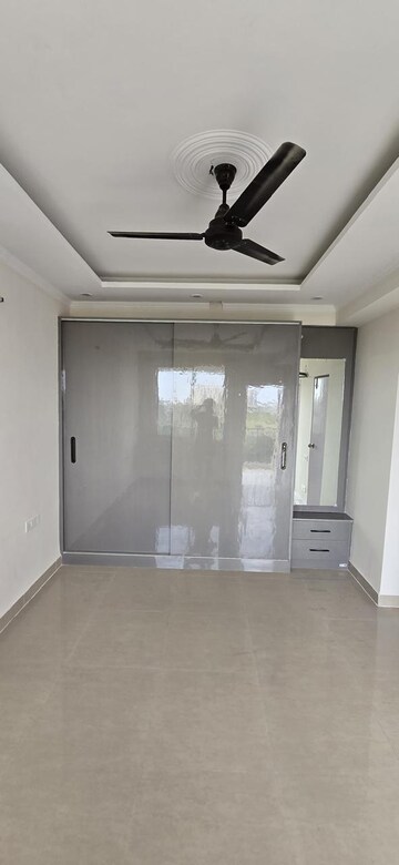 Room in 4 BHK Apartment at Sare Home, Sector 92 – for Rent