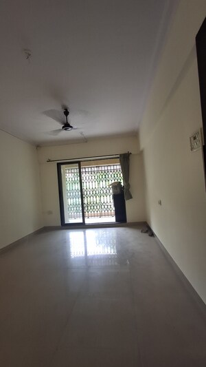Room in 2 BHK Apartment at Ekta Meadows, Borivali East – for Rent