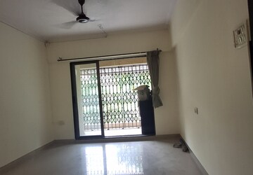 Room in 2 BHK Apartment at Ekta Meadows, Borivali East – for Rent