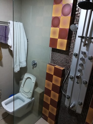 Team Area in 3 BHK Apartment at Andheri West – for Rent