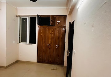 Room in 2 BHK Independent House at Amrapali Golf Homes, Sector 4 Greater Noida – for Rent