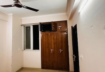 Room in 2 BHK Independent House at Amrapali Golf Homes, Sector 4 Greater Noida – for Rent