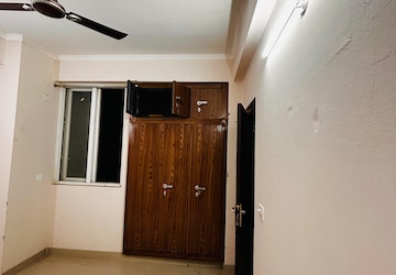Room in 2 BHK Independent House at Amrapali Golf Homes, Sector 4 Greater Noida – for Rent