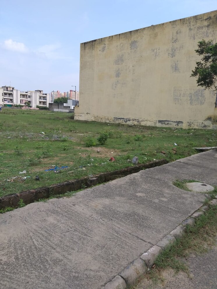 Garden, sector 80  200 Sq.Yd. Plot In Sector 80 Faridabad 9378191
