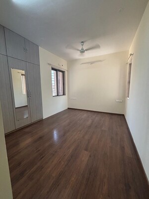 Room in 3 BHK Apartment at Hiranandani Estate, Ghodbunder Road – for Rent