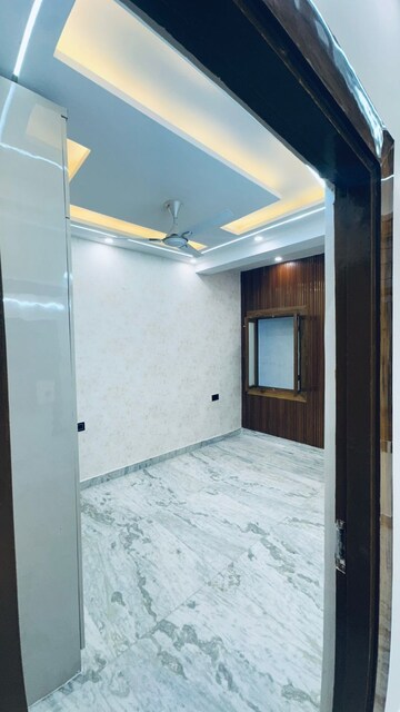 Room in 2 BHK Apartment at Eldeco Utopia, Sector 93a – for Sale