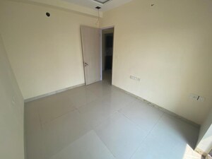 Room in 2 BHK Apartment at Neminath Luxeria, Andheri West – for Rent