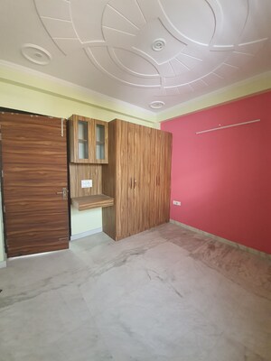 Room in 3 BHK Builder Floor at Sector 57 – for Rent