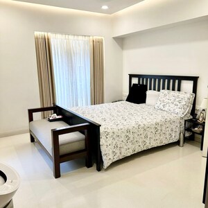 Bedroom in 5 BHK Apartment at Khar West – for Rent