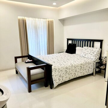 Bedroom in 5 BHK Apartment at Khar West – for Rent