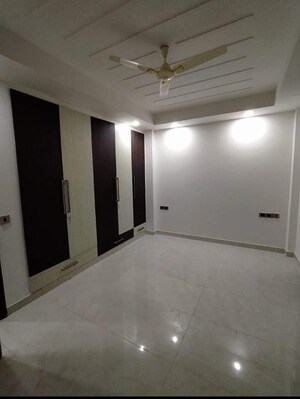 Room in 3 BHK Builder Floor at Saket – for Rent