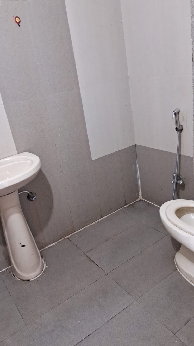 Bathroom, sc-highway-mansion 3 Bedroom 1633 Sq.Ft. Apartment In Faizabad Road Lucknow 9378562