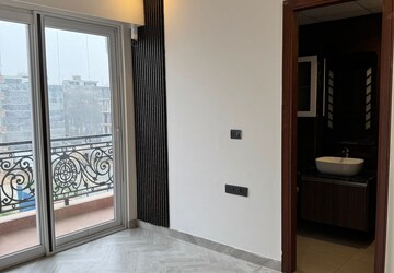 Room in 3 BHK Apartment at Anant Raj Ashok Estate, Sector 63a – for Rent