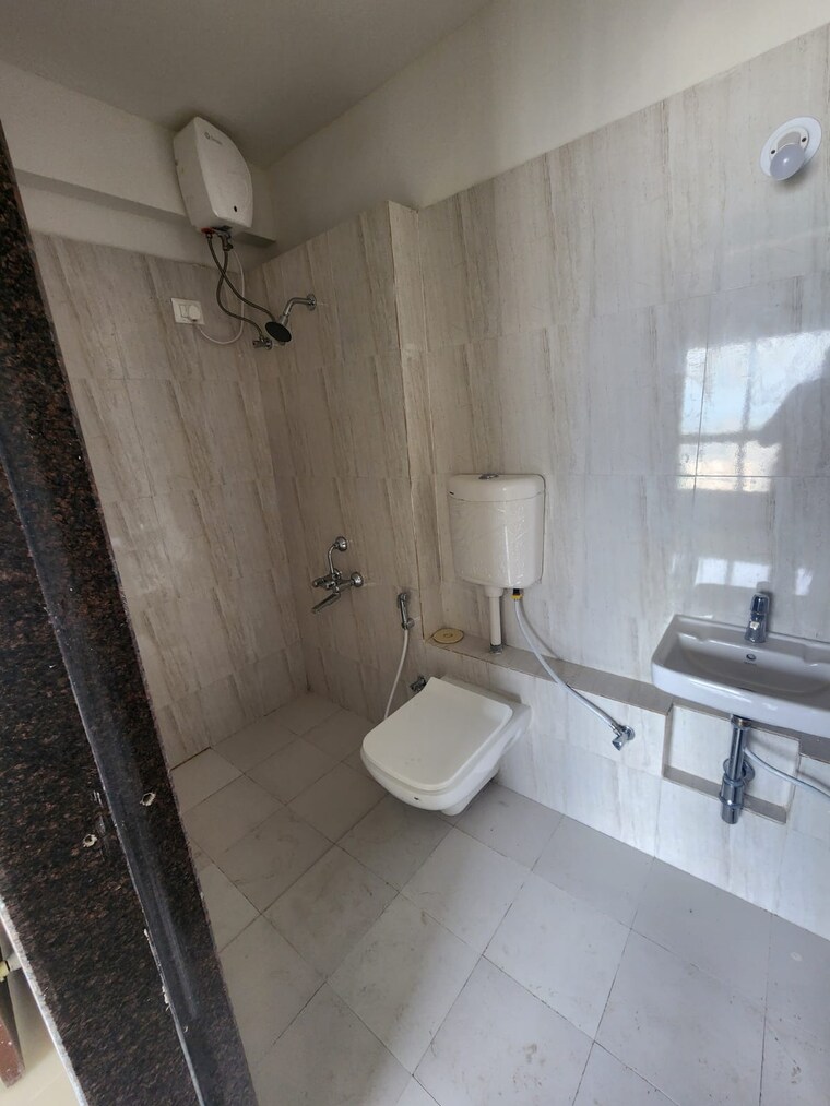 Bathroom, puraniks-tokyo-bay 1 Bedroom 408 Sq.Ft. Apartment In Kasarvadavali Thane 9378587