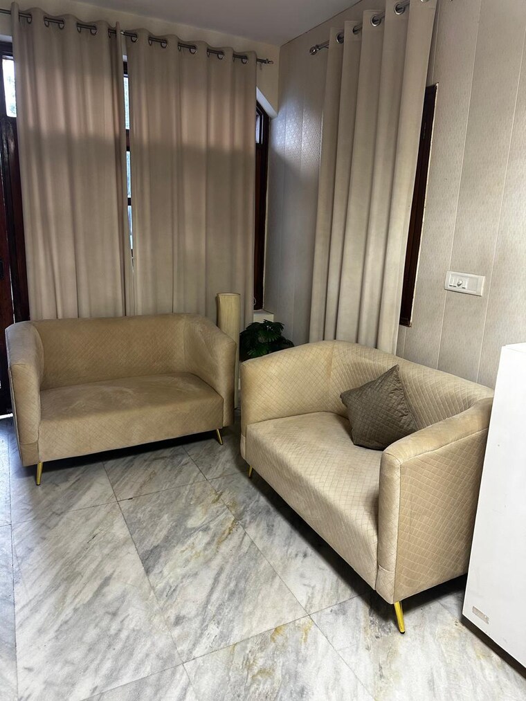 Living Room, dlf phase i 2 Bedroom 200 Sq.Ft. Builder Floor In Dlf Phase I Gurgaon 9378755