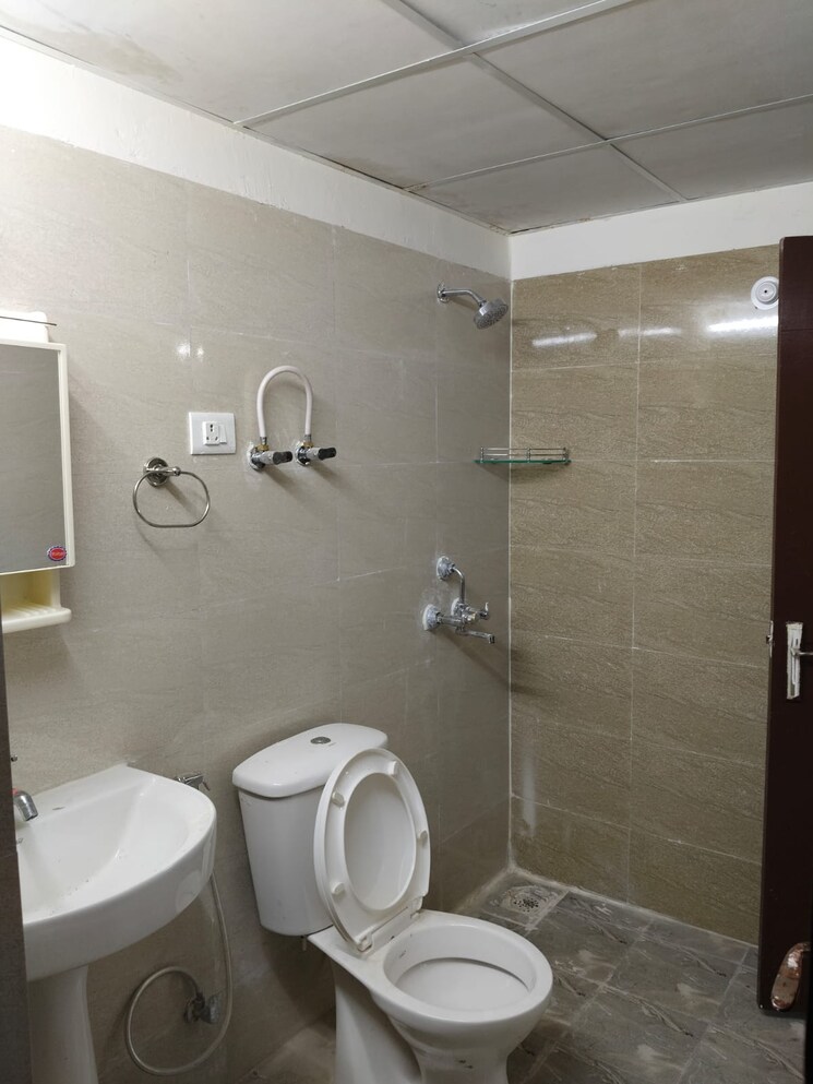 Bathroom, amrapali-terrace-homes 3.5 Bedroom 1600 Sq.Ft. Apartment In Tech Zone 4 Greater Noida Greater Noida 9378924