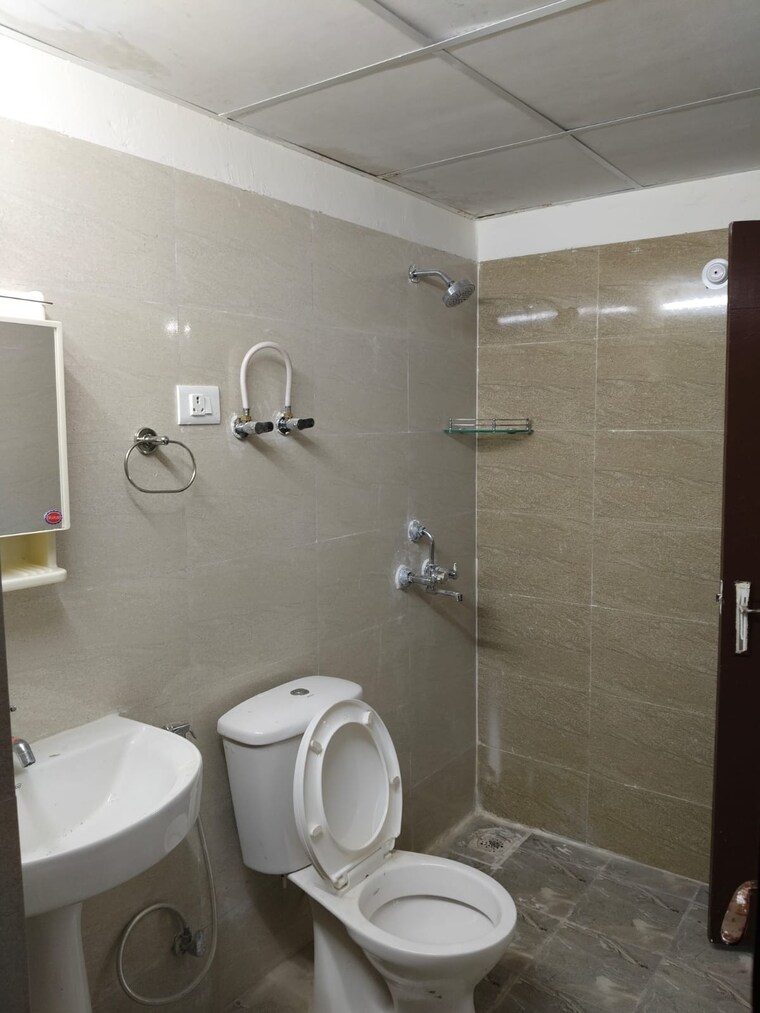 Bathroom, amrapali-terrace-homes 3.5 Bedroom 1600 Sq.Ft. Apartment In Tech Zone 4 Greater Noida Greater Noida 9378924