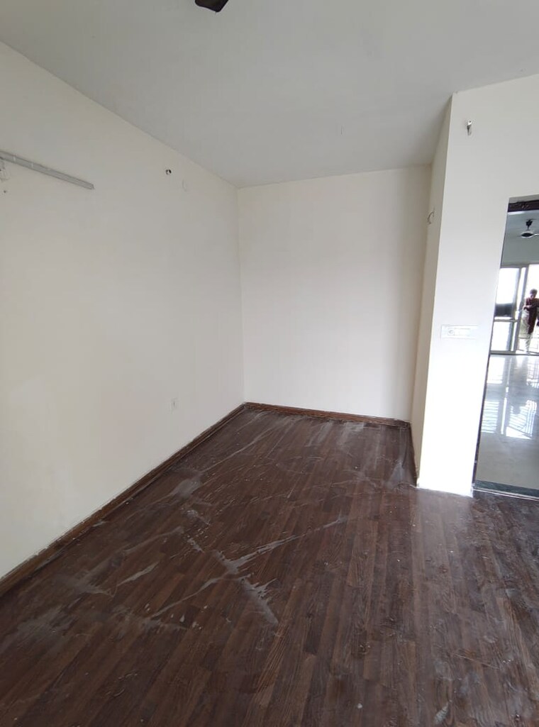 Room, bptp-parkland 3 Bedroom 300 Sq.Yd. Apartment In Sector 75 Faridabad 9378988