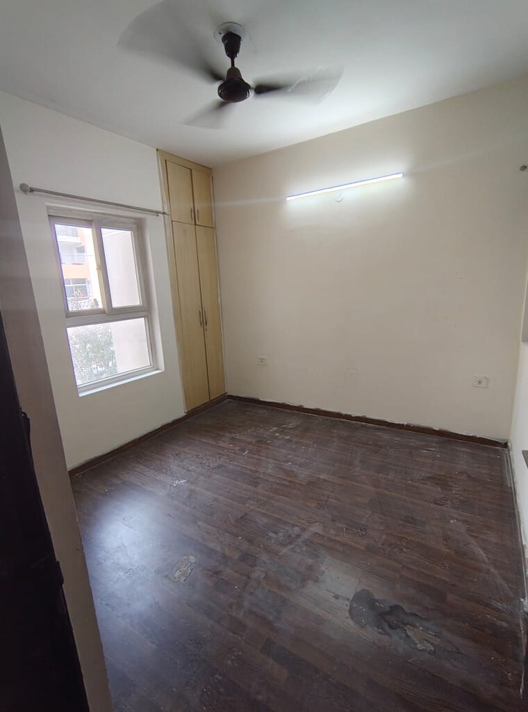 Room, bptp-parkland 3 Bedroom 300 Sq.Yd. Apartment In Sector 75 Faridabad 9378988