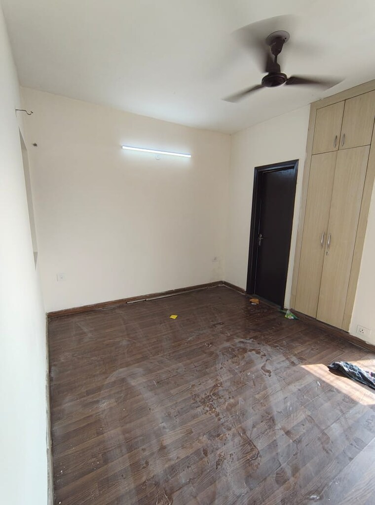 Room, bptp-parkland 3 Bedroom 300 Sq.Yd. Apartment In Sector 75 Faridabad 9378988