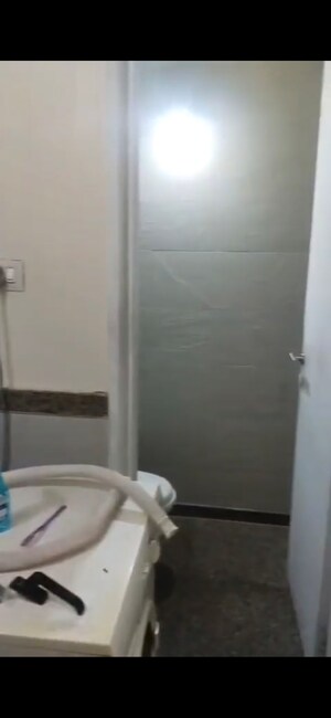 Furnished Amenities in 2 BHK Apartment at Kalpataru Towers, Kandivali East – for Rent