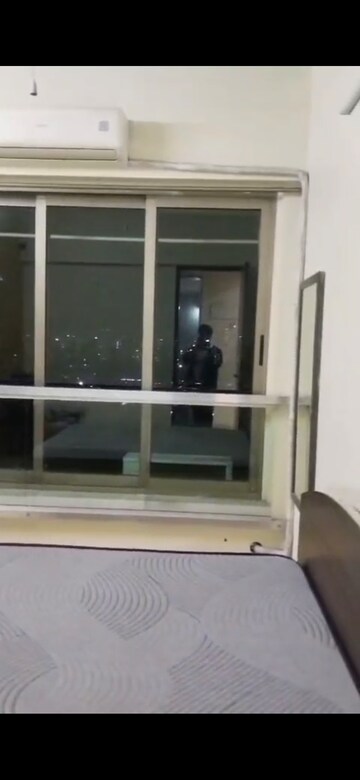 Room in 2 BHK Apartment at Kalpataru Towers, Kandivali East – for Rent