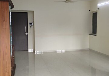 Room in 2 BHK Apartment at Gundecha Trillium, Kandivali East – for Rent