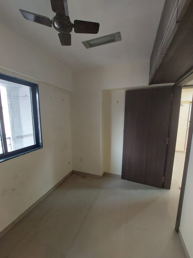 Room, metro-triple-s-heights 1 RK 300 Sq.Ft. Apartment In Malad West Mumbai 9379149