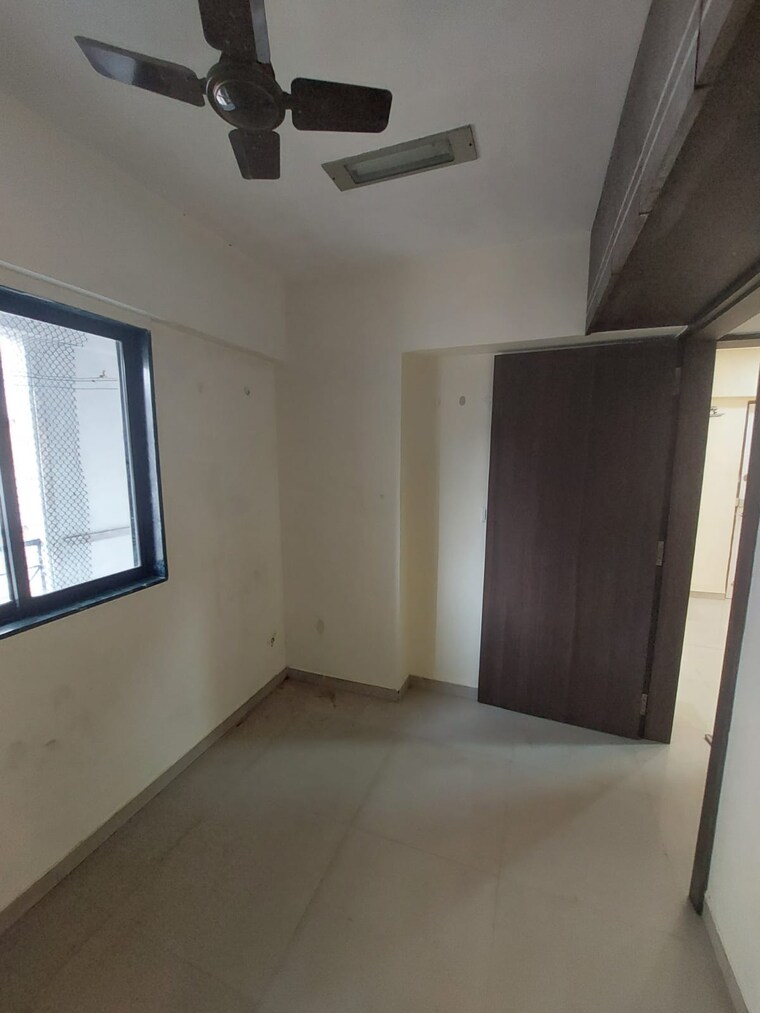 Room, metro-triple-s-heights 1 RK 300 Sq.Ft. Apartment In Malad West Mumbai 9379149