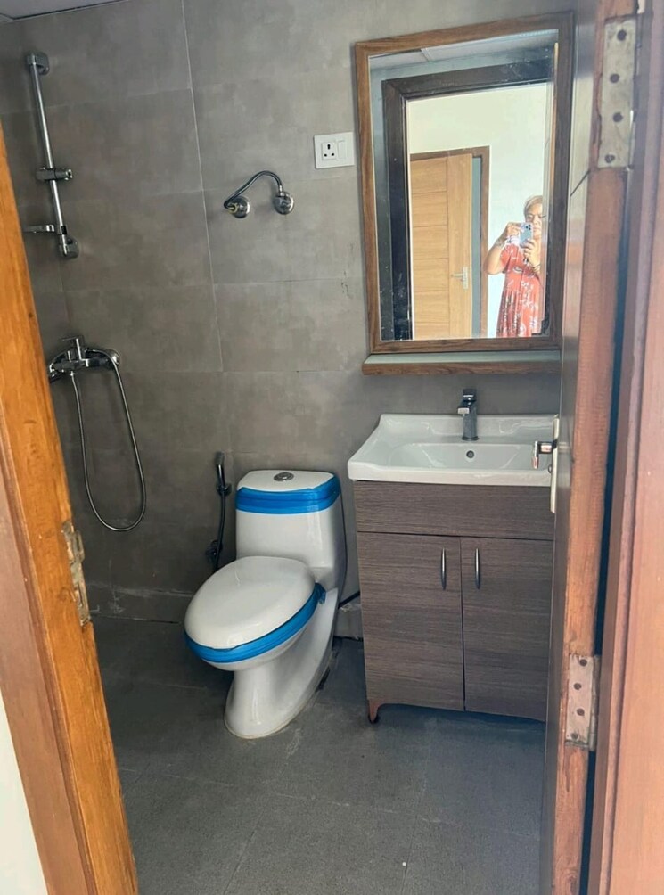 Bathroom, tulip-yellow 3 Bedroom 1704 Sq.Ft. Apartment In Sector 69 Gurgaon 9379513