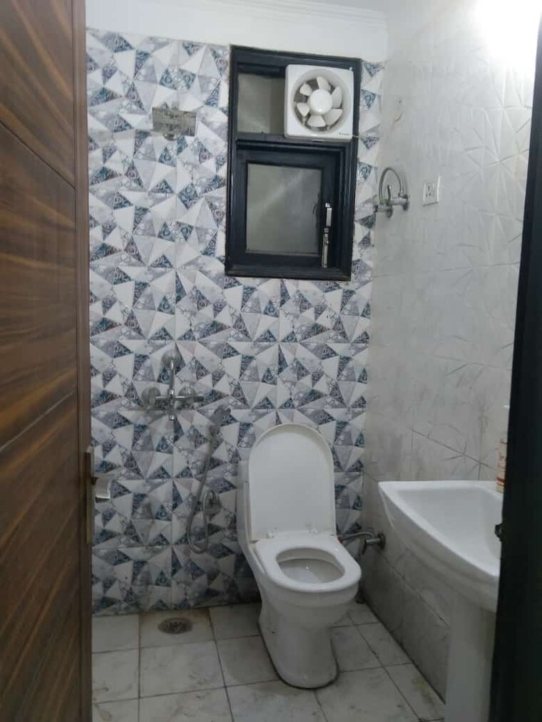 Bathroom, chattarpur 3 Bedroom 150 Sq.Yd. Builder Floor In Chattarpur Delhi 9379499