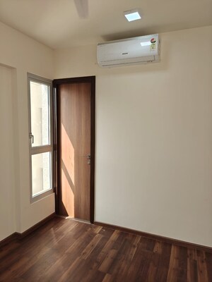 Room in 2 BHK Apartment at Piramal Vaikunth, Balkum Pada – for Rent