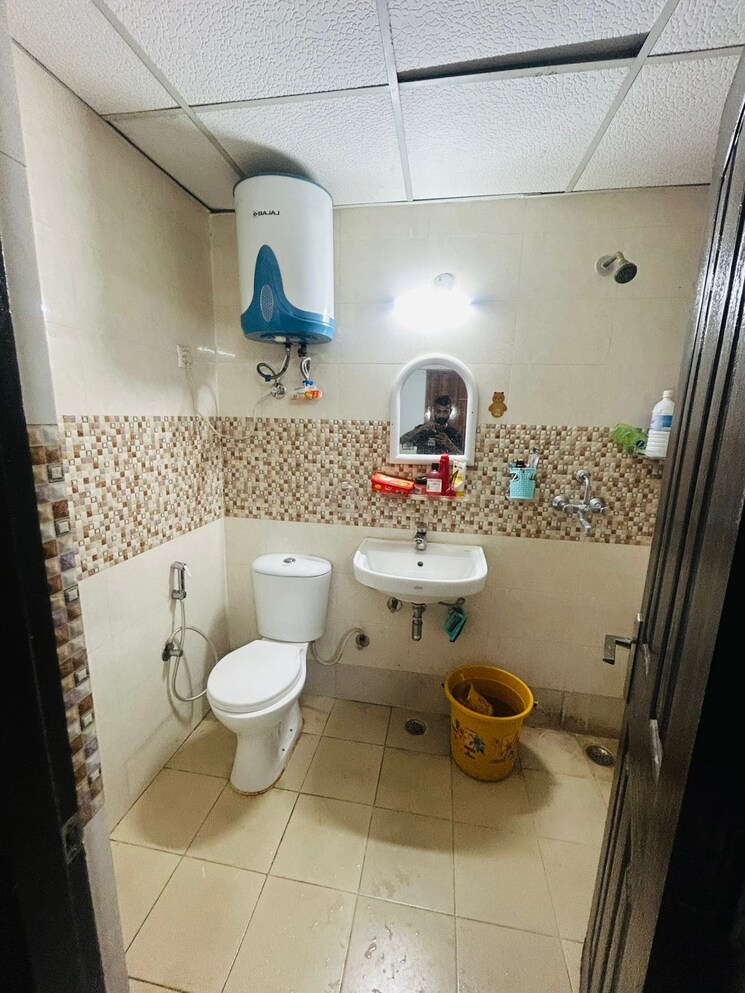 Bathroom, tech zone 4 greater noida 2.5 Bedroom 1206 Sq.Ft. Apartment In Tech Zone 4 Greater Noida Greater Noida 9380034
