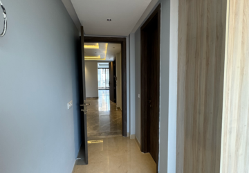 Building Lobby in 4 BHK Builder Floor at Dlf City Phase 3 – for Sale