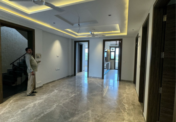 Parking in 4 BHK Builder Floor at Dlf City Phase 3 – for Sale