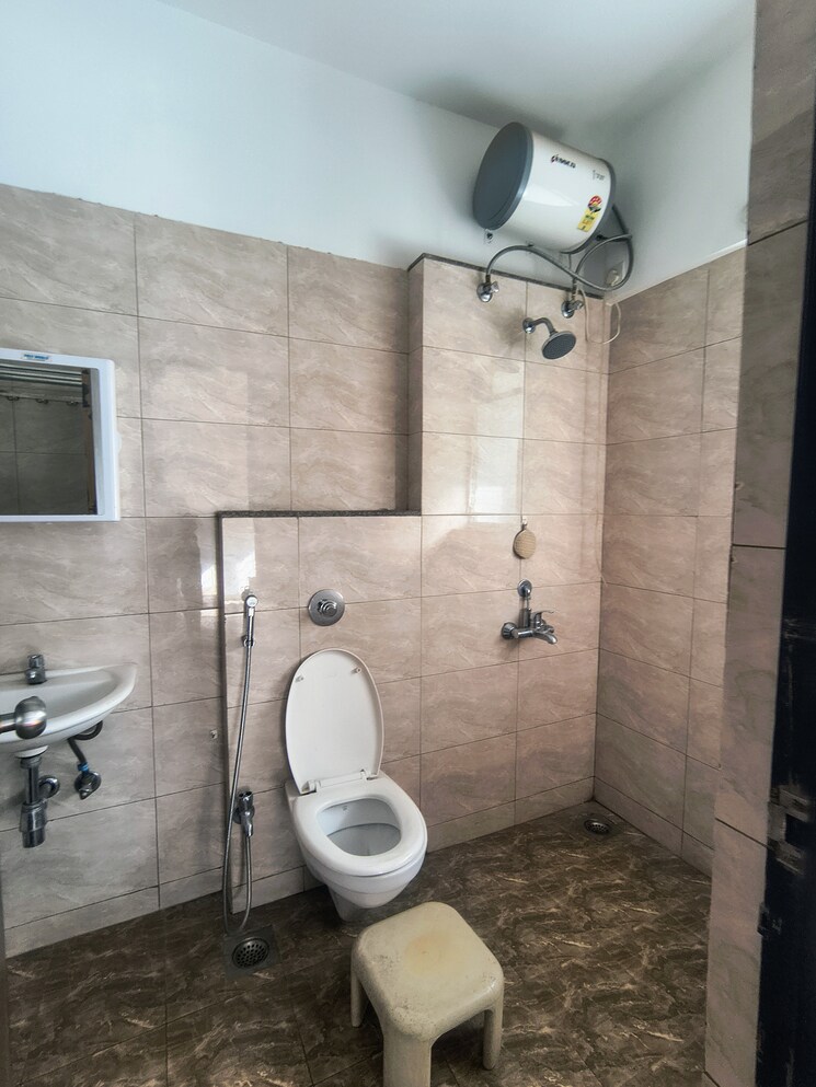 Bathroom, amanora-victory-towers 3.5 Bedroom 1150 Sq.Ft. Apartment In Hadapsar Pune 9380248