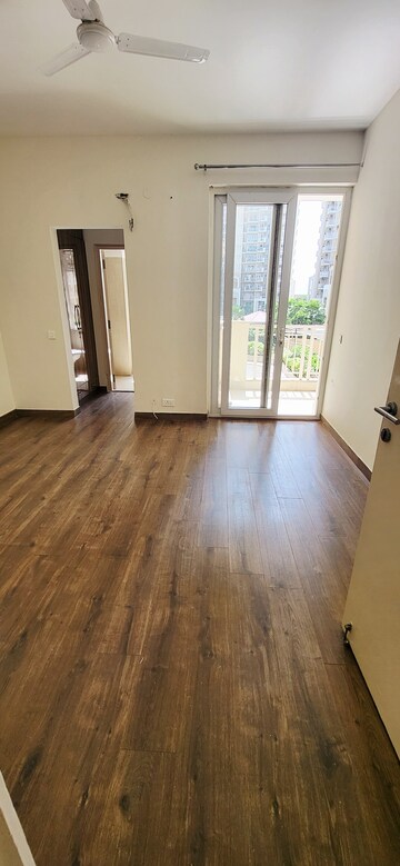 Room in 4 BHK Apartment at Emaar Palm Hills, Sector 77 – for Rent